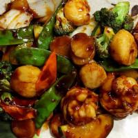Twin Delight · Hot and spicy. Jumbo shrimp and fresh scallops sautéed with mix vegetables in garlic sauce.