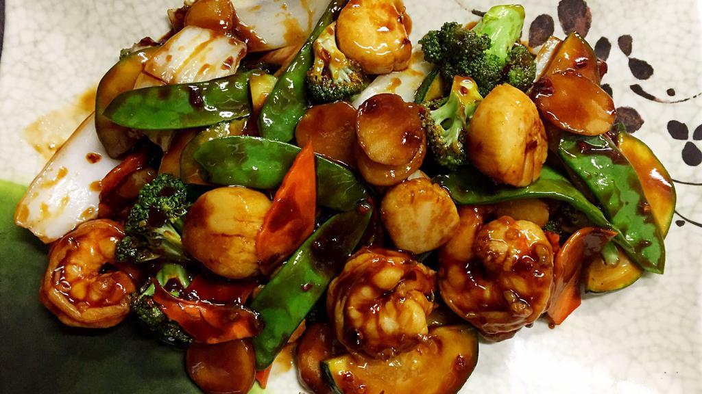 Twin Delight · Hot and spicy. Jumbo shrimp and fresh scallops sautéed with mix vegetables in garlic sauce.