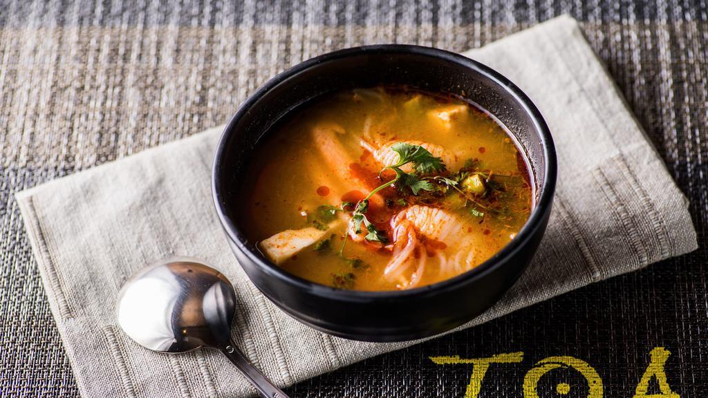Spicy Thai Lemongrass Soup · Shrimp ,scallops , Kani , rice noodles,and assorted mix vegetables in tom-yum broth