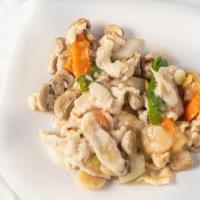 Moo Goo Gai Pan / 蘑菇鸡片 · With white rice.