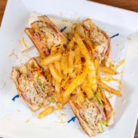 Club Sandwich · Pechuga de pollo desmenuzada, jamón, queso, lechuga, tomate y papas fritas.