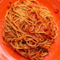 Spaghetti Classici Al Pomodoro Con Basilico · Spaghetti with tomato and basil.