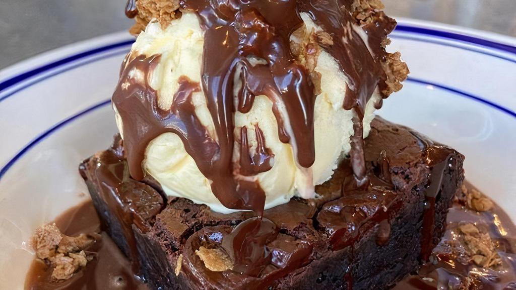 Pubstreet Brownie · vanilla ice cream, waffle cone crumble, hazelnut, chocolate sauce