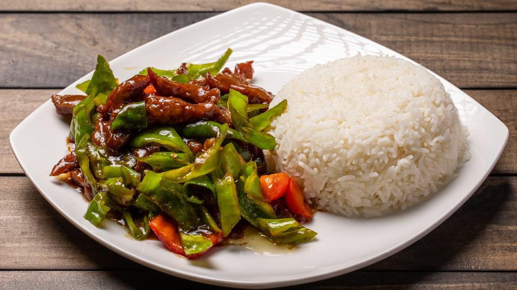 Beef With Horn Pepper Over Rice / 角椒牛肉飯 · Beef is stir-fried with horn pepper and topped with a light spicy and sweet sauce. Served with rice.
Ingredients: Beef, horn pepper, bell pepper, and rice.