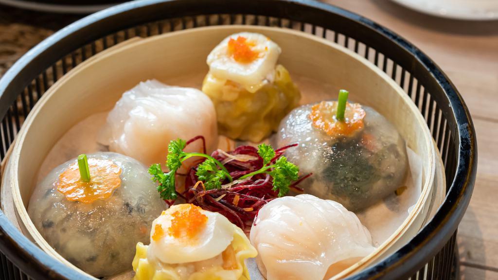 Dim Sum Garden Platter 稻香雀笼拼盘 · 2 shumai with scallop 
2 shrimp dumpling 
2 vegetable dumpling
2 roast pork roll
2 abalone tart