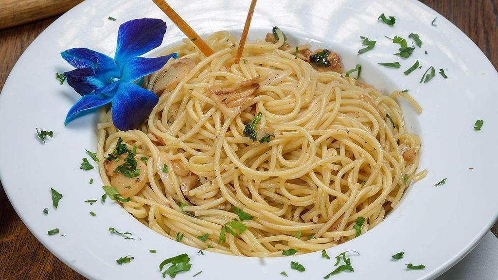Linguini With Garlic And Oil · 