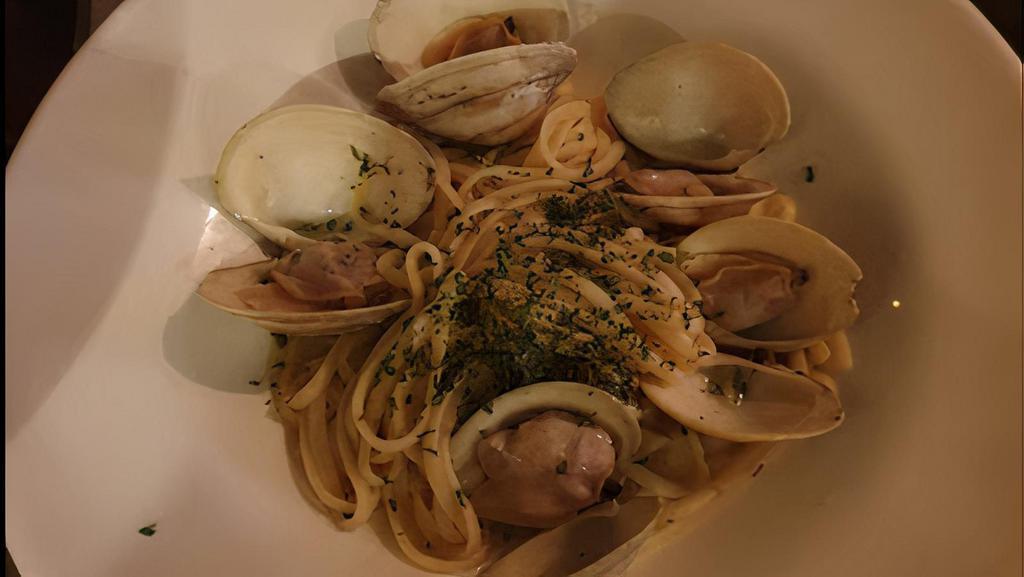 Linguini Vongole · Baby clams, garlic, white wine, Italian parsley, extra virgin olive oil.