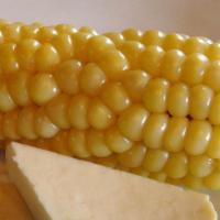 Choclo Peruvano Con Queso · Peruvian corn on the cob with white cheese stiks