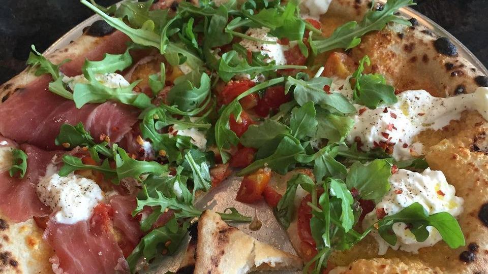 Pizza Estate · Tomatoes sauce, mozzarella, arugula and slices of Parmigian cheese.