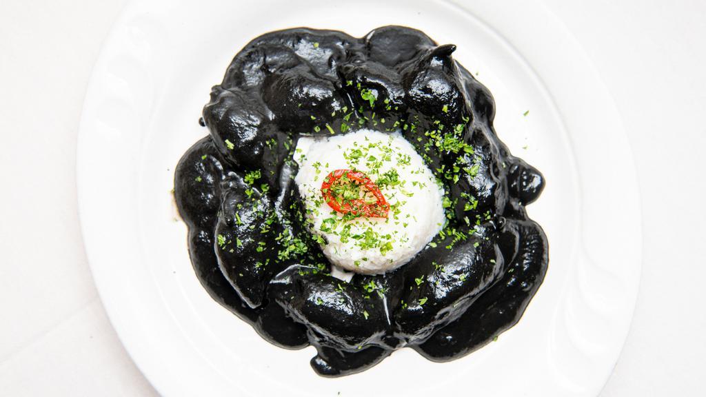 Chipirones En Su Tinta · Baby squid in a black ink sauce with white rice