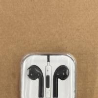 Headphones · Works on both 
iPhone and Samsung
Old model port
