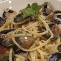 Vongole · linguine, clams, white wine, garlic, parsley, olive oil