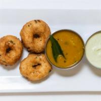 Medhuvadai · Vegan. Lentil doughnuts with Sambar and coconut chutney