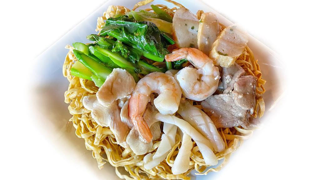 Rad Nar · Thai style gravy sauce with shrimps, calamari, fish cake, chicken, beef and Chinese broccoli. Served over crispy egg noodle.