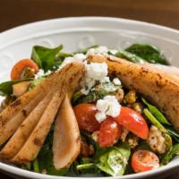 Pera · Baby spinach, poached pears, grape tomato, pistachio nuts, balsamic dressing, goat cheese.