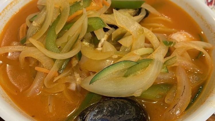 Jjambbong / 짬뽕/ 過 類 · Spicy. Noodles with chop suey soup.