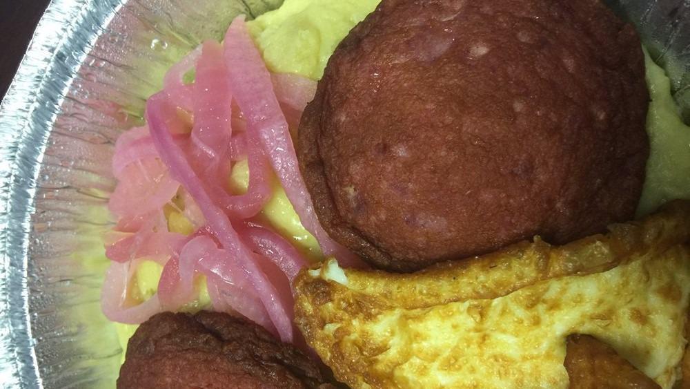 Mangú / Mashed Boiled Plantains · Con huevo, queso y salami. / With eggs, cheese and salami.