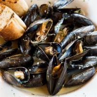 Pei Mussels In White Wine & Garlic · 