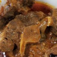 Rabo Guisado / Oxtail Stew · Se sirve con arroz y habichuelas, tostones maduros, papas fritas o ensalada. / Served with r...