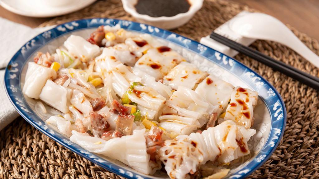 Roasted Pork Rice Roll / 蜜汁叉燒腸粉 · Steamed rice roll with minced roast pork