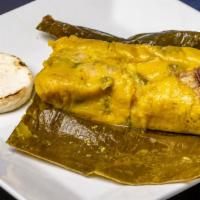 Tamales Colombianos / Colombian Tamales · Con arroz o arepa. / With rice or corn cake.