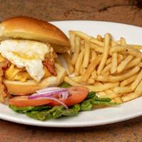 Hamburguesa De Desayuno / Breakfast Burger · Tocino, huevo frito y queso. / Bacon, fried egg and cheese.