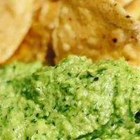 Chips Con Guacamole · Chips with guacamole.