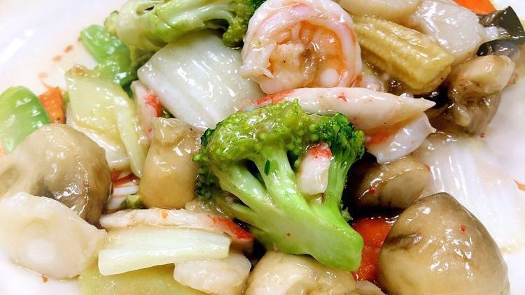 Seafood Deluxe · Assorted seafood containing crabmeat. fresh scallop & shrimp w. vegetable.