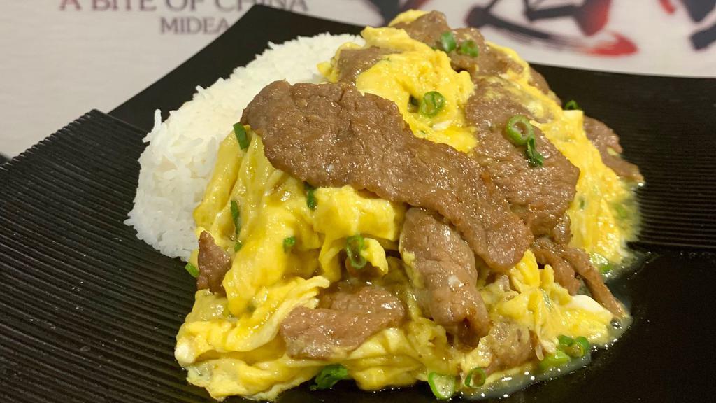 D8 Beef With Soft Scrambled Eggs On Rice / 牛肉炒滑蛋飯 · 
