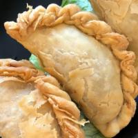 Curry Samosa · Can be prepared vegetarian (without egg). Medium spicy. Pastry puff with curry potato.