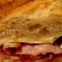 Sándwich De Tocineta / Bacon Sandwich · Servido sobre pan gyro largo. / Served on long gyro bread.