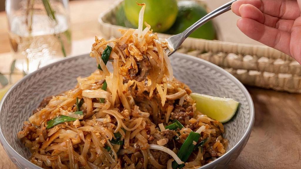 Pad Thai 泰式炒面 · Famous Thai's stir fried rice noodles, scallion, bean sprouts, dried tofu, ground peanuts and egg
