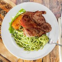 Tallarines Verdes Con Bistec · Spaghettii in green sauce with steak.