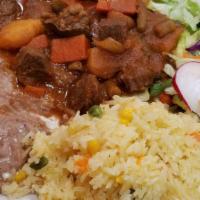Carne Guisada · Servido con arroz y ensalada. / Stew beef served with rice and salad.