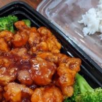 General Tso'S Chicken · Spicy. Chunks of boneless chicken sauteed in Hunan sauce, lightly breaded surrounded by broc...