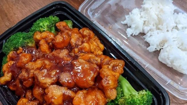 General Tso'S Chicken · Spicy. Chunks of boneless chicken sauteed in Hunan sauce, lightly breaded surrounded by broccoli. Served with steamed rice. Hot and spicy.