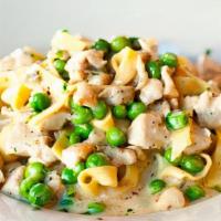 Fettuccine Con Pollo E Piselli · Homemade pasta with chicken and green peas in cream sauce.