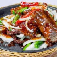 H103. Short Rib With Black Pepper Sauce On Sizzling Hot Plate · Spicy.
