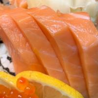 Sake Oyako Don · Sliced Salmon sashimi and sSalmon Roe over rice.