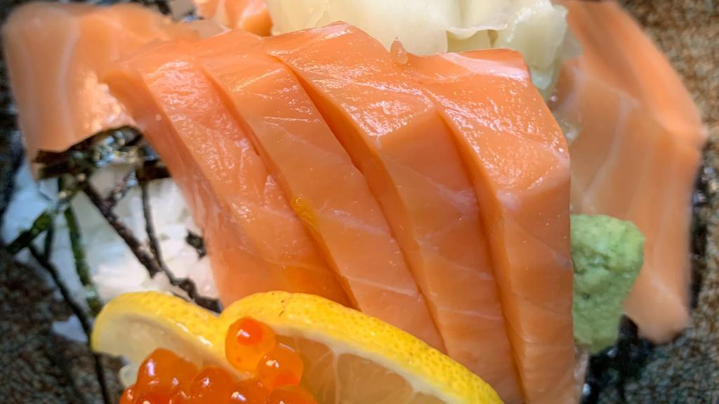 Sake Oyako Don · Sliced Salmon sashimi and sSalmon Roe over rice.