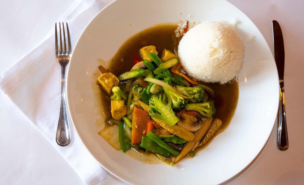 Pad Broccoli · Choice of chicken, beef, pork, sautéed with carrots and broccoli in a homemade Thai sauce.