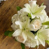 Llilie'S Lovers · Elegant  white arrangement with lilies, hydrangea, ruscus and  roses. Cube vase 5
