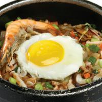 Haemul Gobdol Bibimbob · Mixed seafood, vegetables and egg in hot pot.