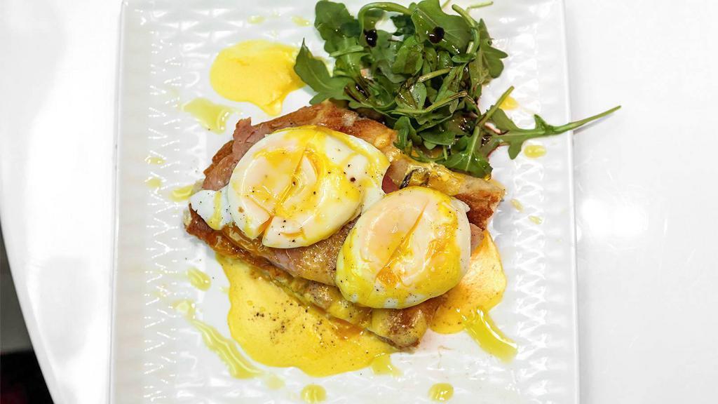 Oeufs Benedict · Cage free poached eggs, baked ham, hollandaise sauce on focaccia.