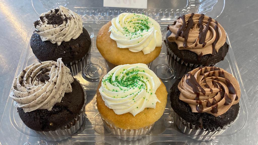 6 Pack Cc -2Van, 2Choc & 2 Cc · Get a 6 variety pack of full sized cupcakes.  It includes  2 vanilla, 2 chocolate and 2 cookies & cream.