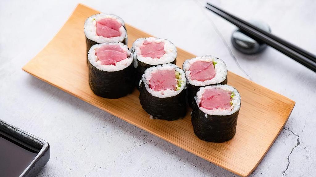 R7 Tuna Scallion Roll · Sushi roll with tunna and scallion.