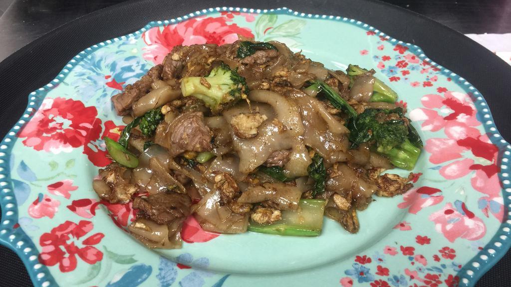 Pad Z Ew · Flat rice noodle, broccoli, Chinese broccoli, sweet soy sauce and egg.