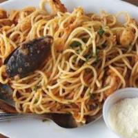 Μακαρόνια Με Θαλασσινά / Seafood Pasta · Scallops, mussels, calamari, shrimp, ouzo & tomato sauce over spaghetti.
