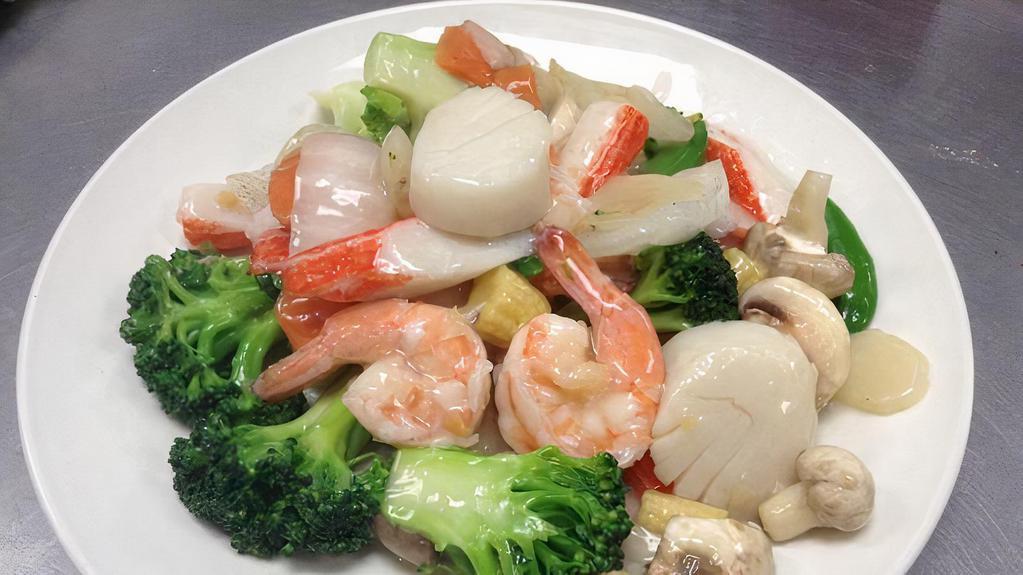 Seafood Delight · Jumbo shrimp, scallop, lobster tail and crab meat with mixed vegetable in white sauce.