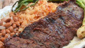 Carne Asada · Con arroz, frijol y ensalada / Steak with rice, beans and salad.